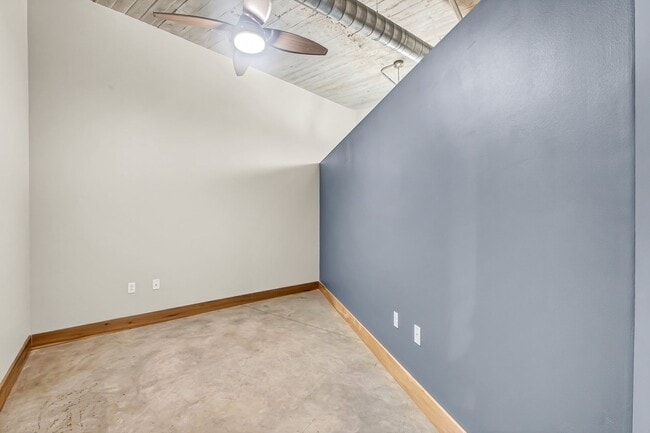 Building Photo - Beautiful 2-bedroom loft with garage parking, and community room with swimming pool!