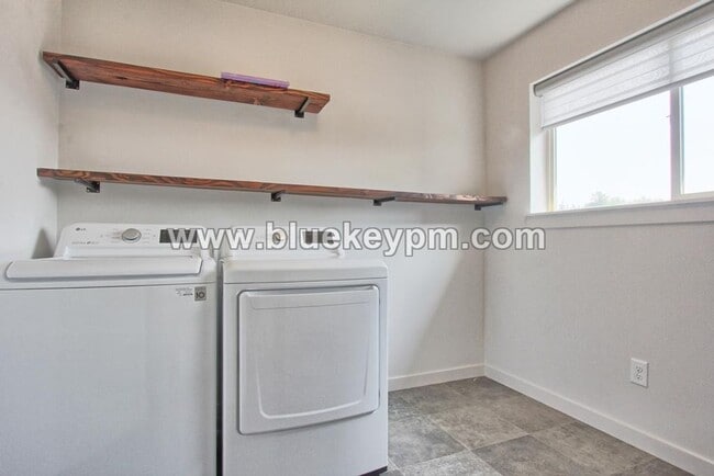 Building Photo - 5 Bed, 3 Bath Home with Tesla Charger in Orchards Near Hockinson Meadows Park