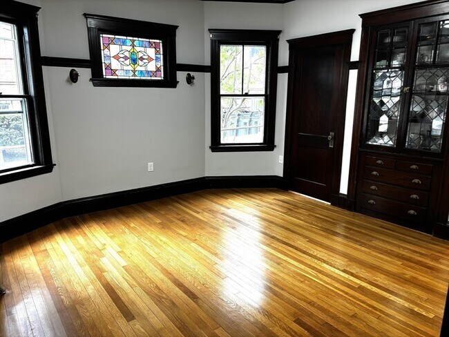 Building Photo - 840 E Broadway