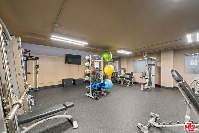 Building Photo - 10982 Roebling Ave