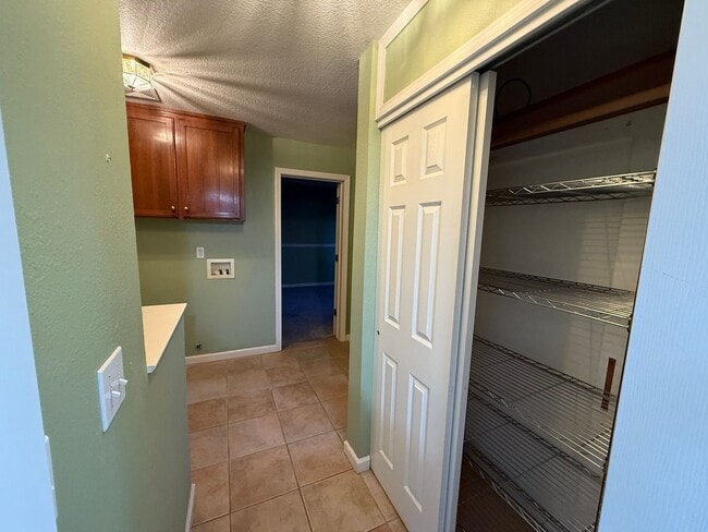 Building Photo - Large two story in Rose Hollow neighborhoo...