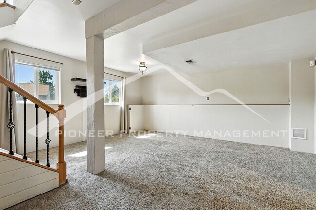 Building Photo - Spacious Home with Washer/Dryer and Centra...