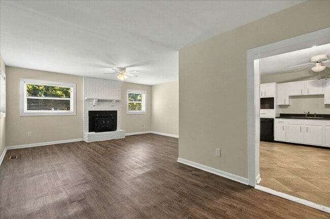 Building Photo - 4 bed 2 bath house, walk to stadium! Available August 2026