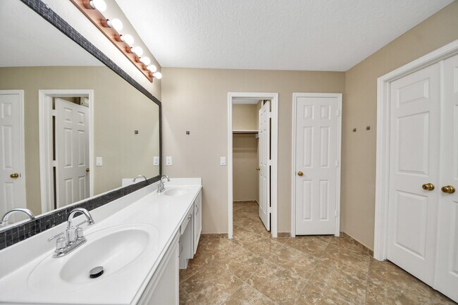 Building Photo - 3003 Silver Spur Dr