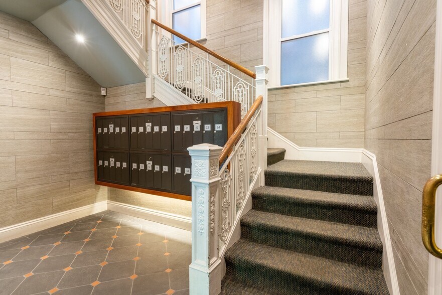 Common Areas / Mailbox - 191-195 Park Drive