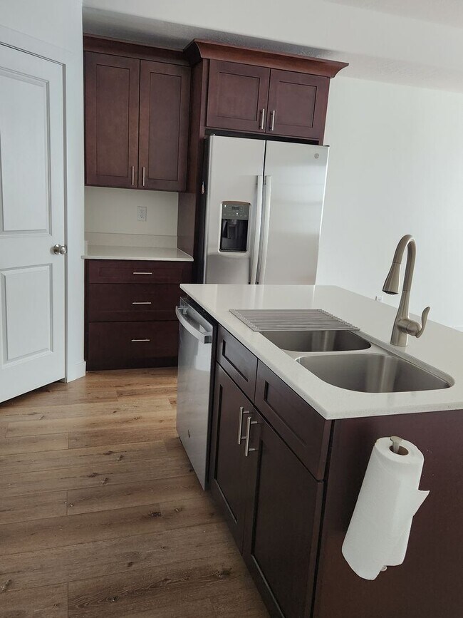 Building Photo - Beautiful Modern Townhome with Spacious La...