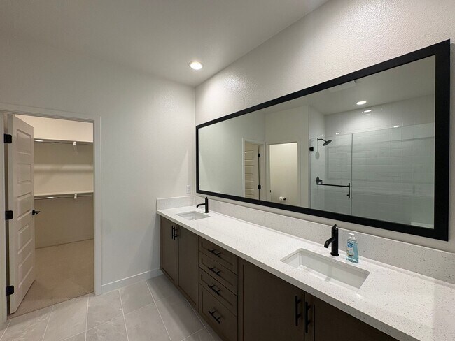 Building Photo - Modern 3BD/3BA in San Marcos