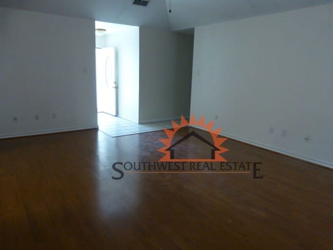 Building Photo - Beautiful 3 bedroom 2 bath brick home