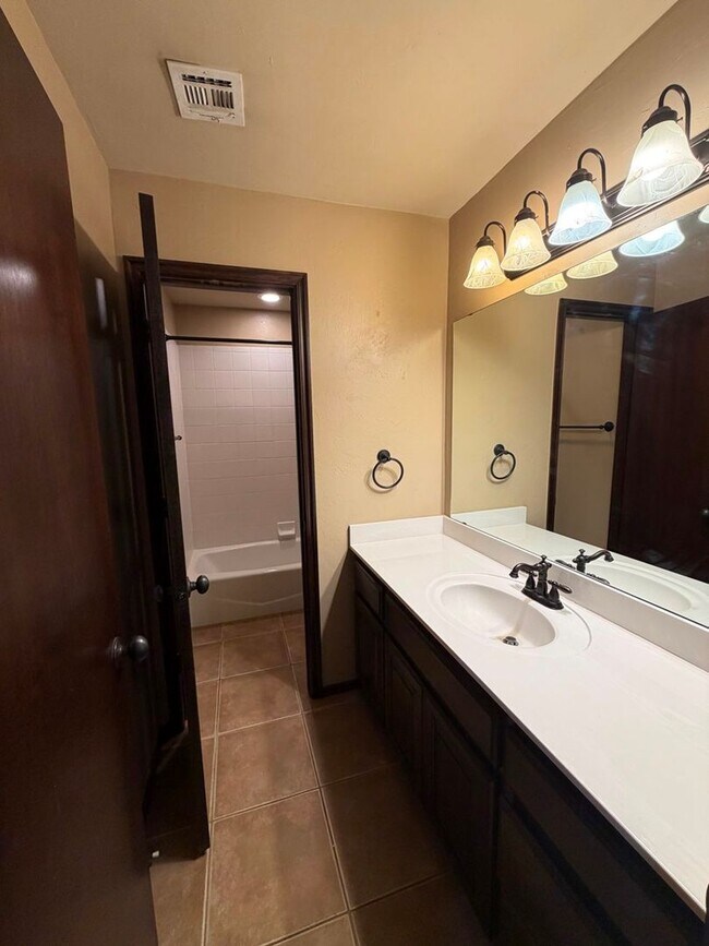 Building Photo - 3 bd/2 ba on Half acre - Edmond Schools