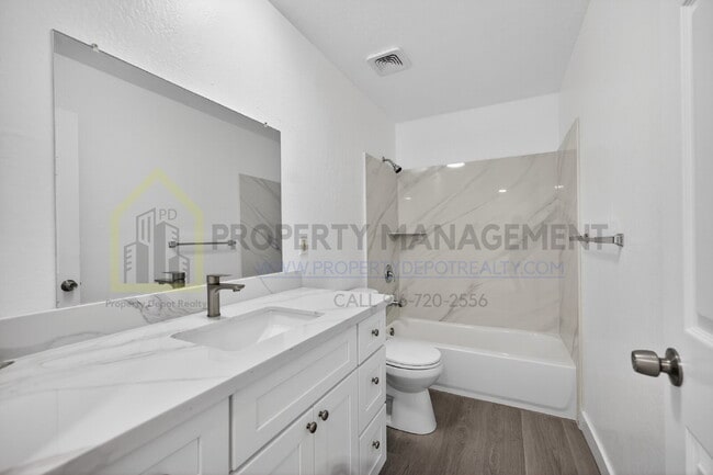 Building Photo - Remodeled 2-Bedroom Gem Near Sac City College