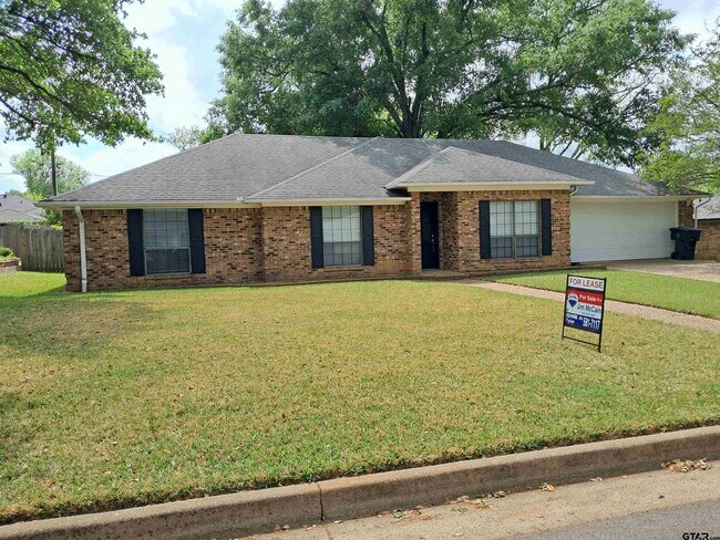 Building Photo - 704 Becky Dr