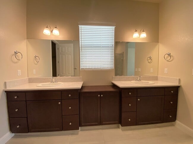 Building Photo - $2,495 Leonard & Ashlan, 3 Bedroom Home - ...