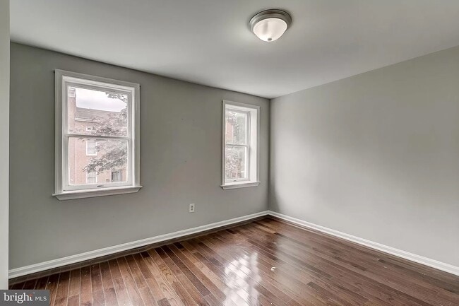 Building Photo - 915 W Lombard St