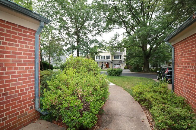 Building Photo - One Level Living -- 5bed / 3bath - Chevy Chase