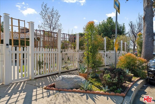 Building Photo - 6724 Mammoth Ave
