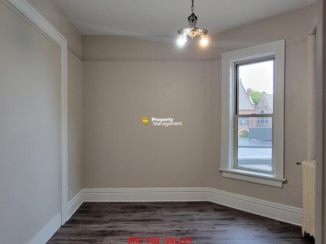 Building Photo - 4 or 5 Bedroom Upper Luxury Apartment with Custom Fireplace in Historic Building