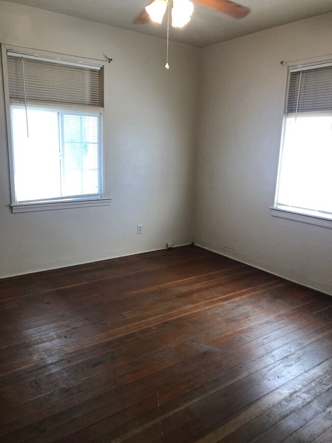 Building Photo - 2 Bedroom, 1 Bath Home for Rent on a HUGE Lot!