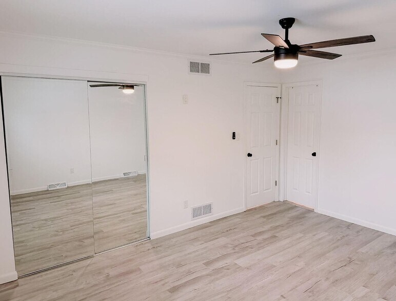 Building Photo - 919 Seneca Dr