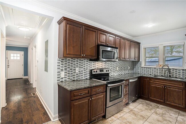 Building Photo - 3378 La Vista Dr