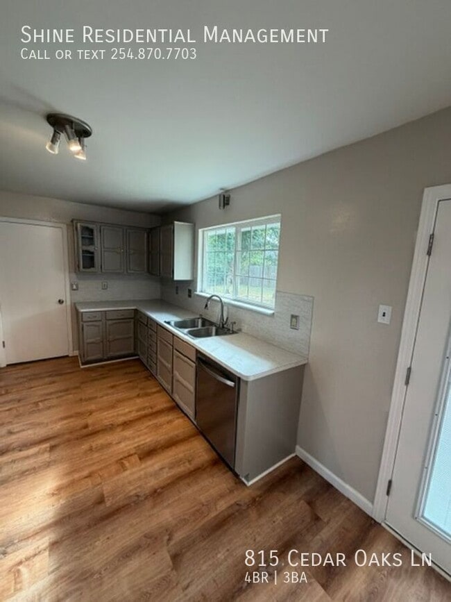 Building Photo - 815 Cedar Oaks Ln