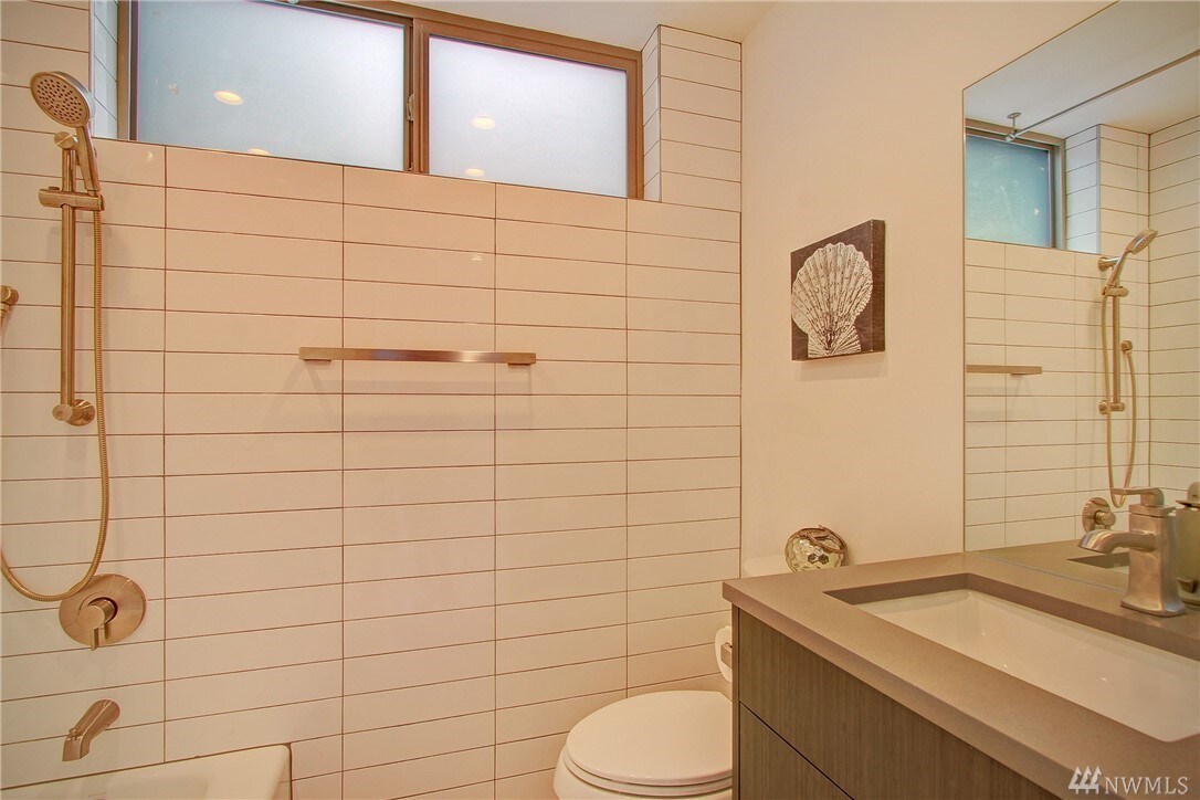 Building Photo - 5953 Fauntleroy Way SW