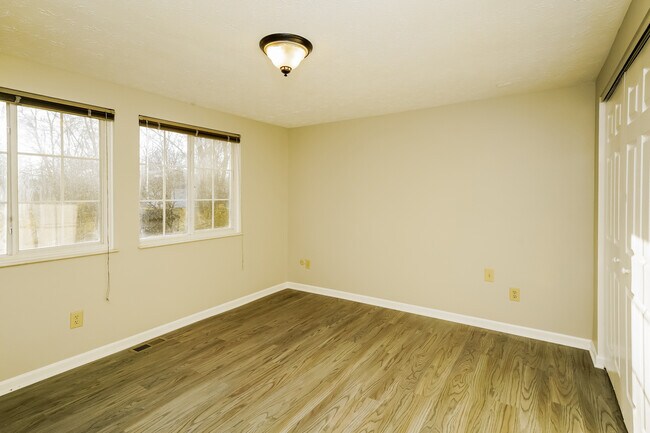 Building Photo - 735 Shady Creek Dr