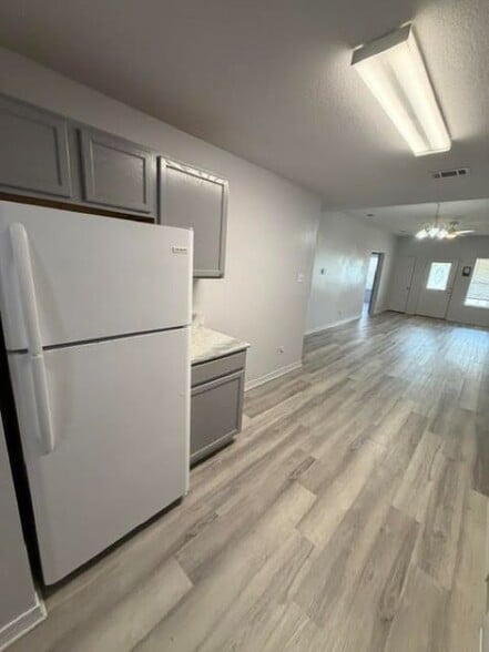Building Photo - 15149 Deer Creek Dr