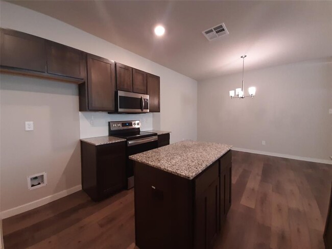 Building Photo - 25104 Pacific Wren Dr