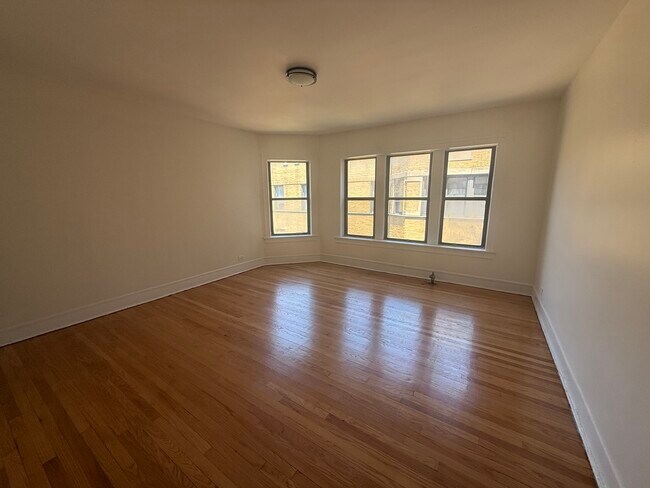 Building Photo - 7351 N Damen Ave