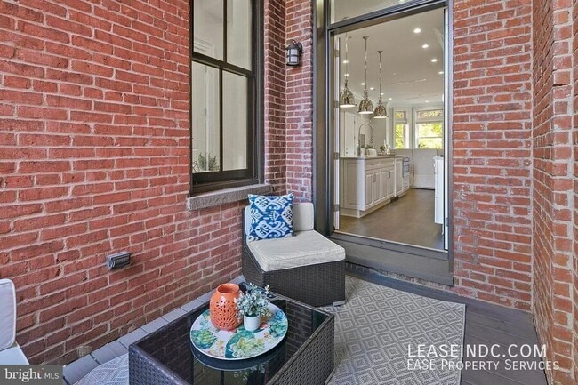 Building Photo - 1330 Vermont Ave NW