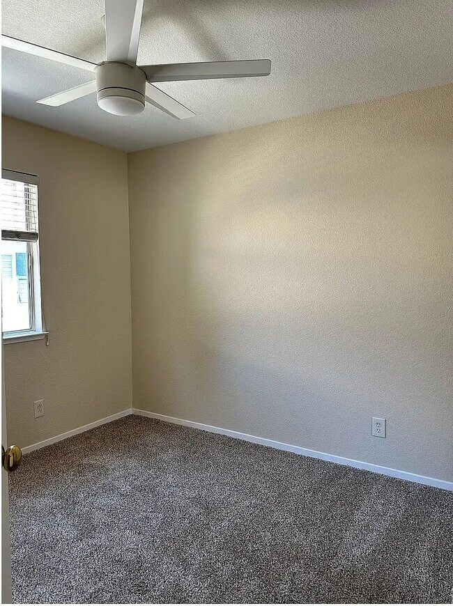 Building Photo - Beautiful End-Unit Townhome in Desirable S...