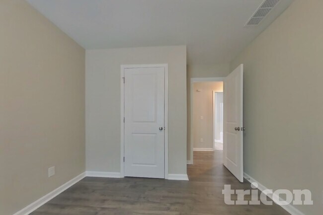 Building Photo - 305 Knowles Pl