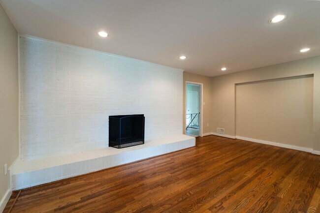 Building Photo - 5 BD 3 BA Oxon Hill, MD home is ideal for ...