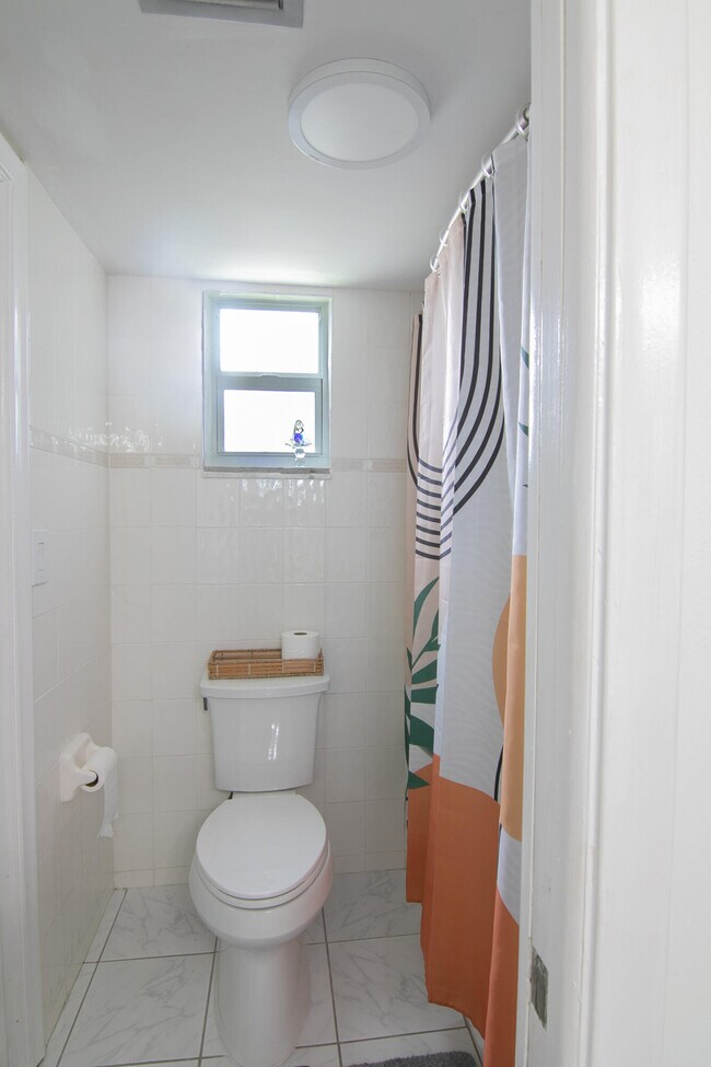 Building Photo - 2812 Garden Dr S