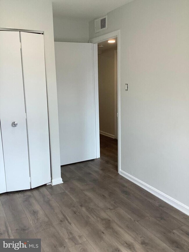 Building Photo - 12 Normandy Square Ct