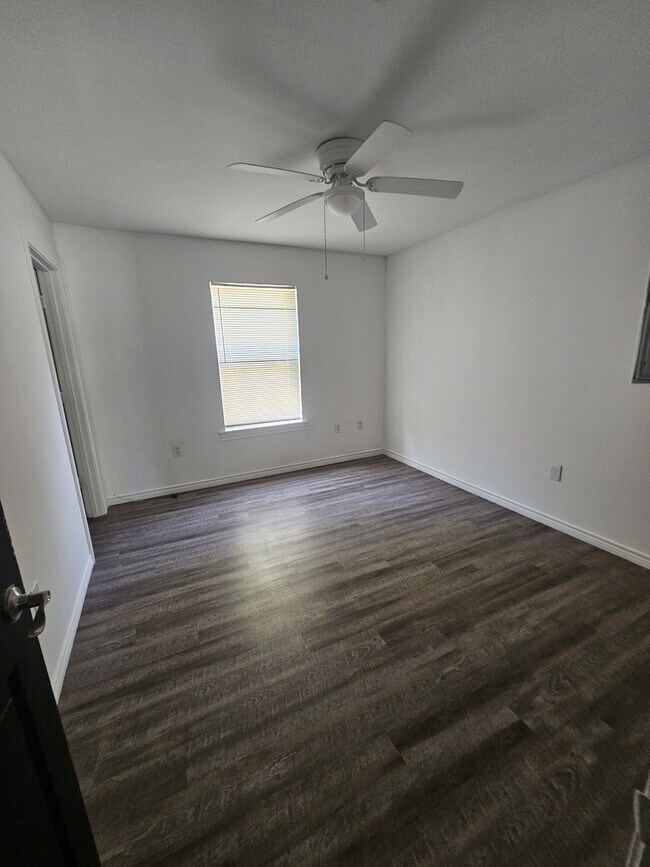 Building Photo - 409 E Kerr Ave