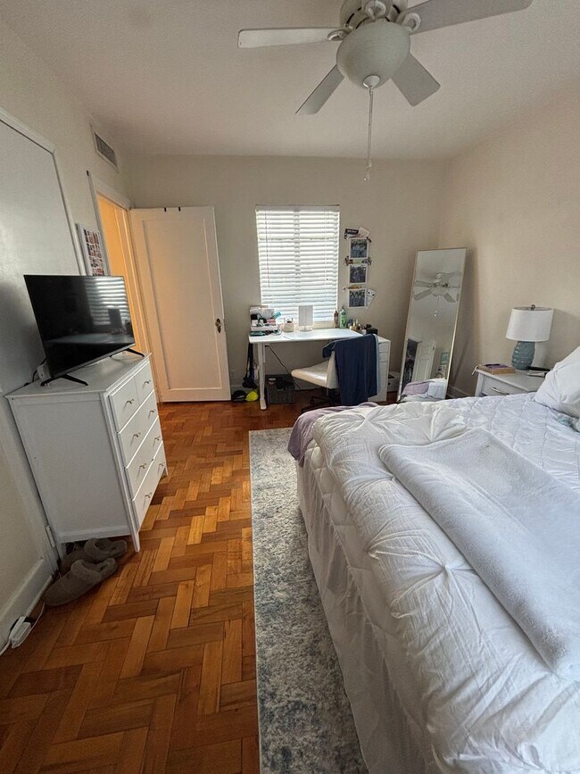 Building Photo - R1026 University Heights