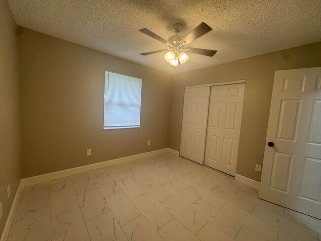 Building Photo - 4903 Serafica Dr