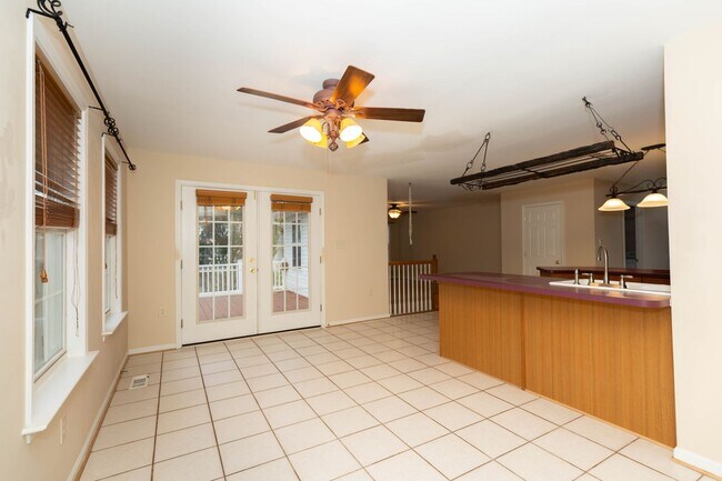 Building Photo - 4 bed, 2.5 bath Single Family Home in Char...