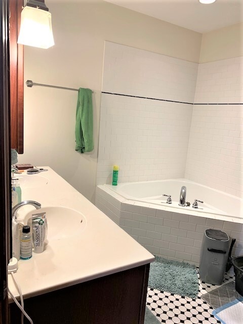 Building Photo - 125 E Johnson St