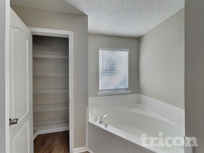 Building Photo - 11906 Fairway Overlook