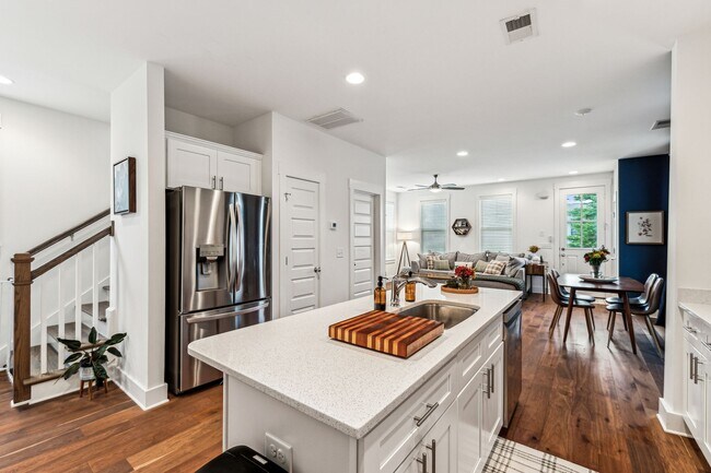 Building Photo - 420 Creative Way