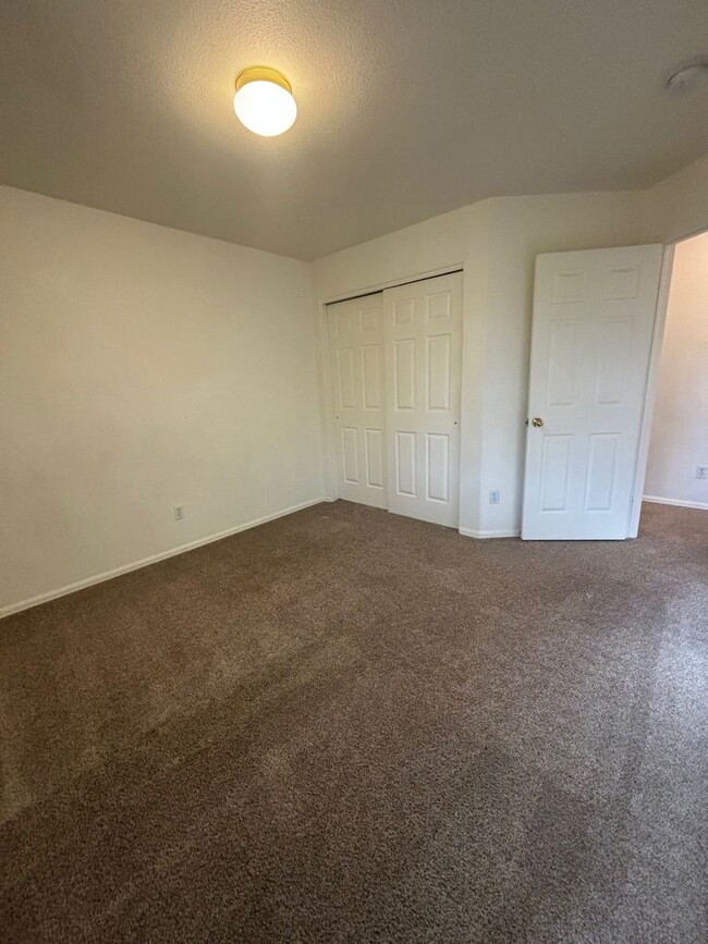 Building Photo - 3 Bed 2 Bath Condo.  Available NOW! - Mile...