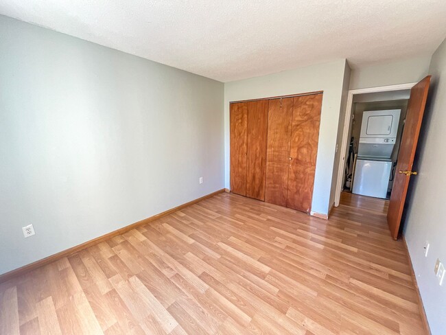 Building Photo - Hamden 2-Bed Condo W/ In-Unit Laundry!