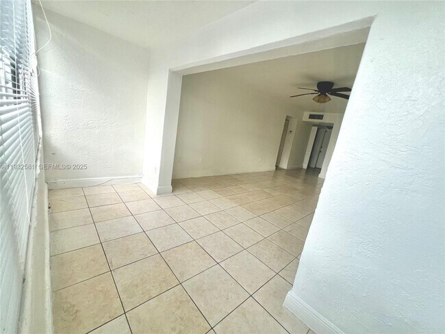 Building Photo - 1305 W 46th St