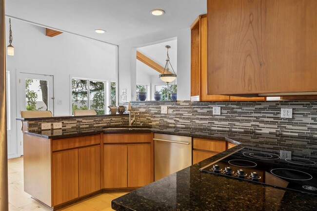 Building Photo - 3935 Lago Vista Dr