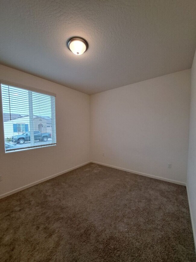 Building Photo - 3 Bedroom Home Near Armstrong & Olive!