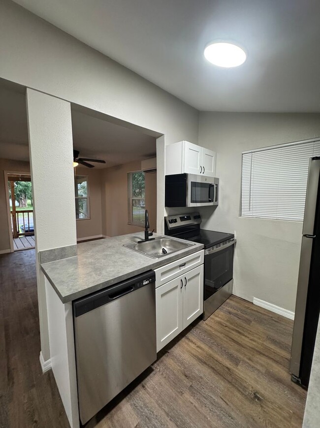 Building Photo - Renovated 2 bedroom, 2 bathroom duplex in ...