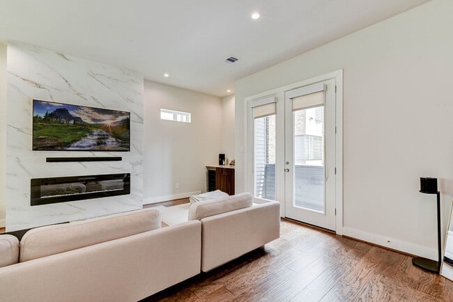 Building Photo - 5857 Dolores St