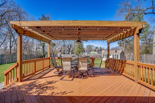 Building Photo - Gorgeous single-family home close to Belvo...